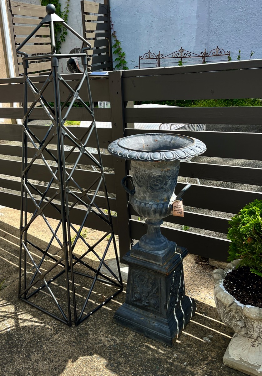 <b>Garden Trellis & Urn