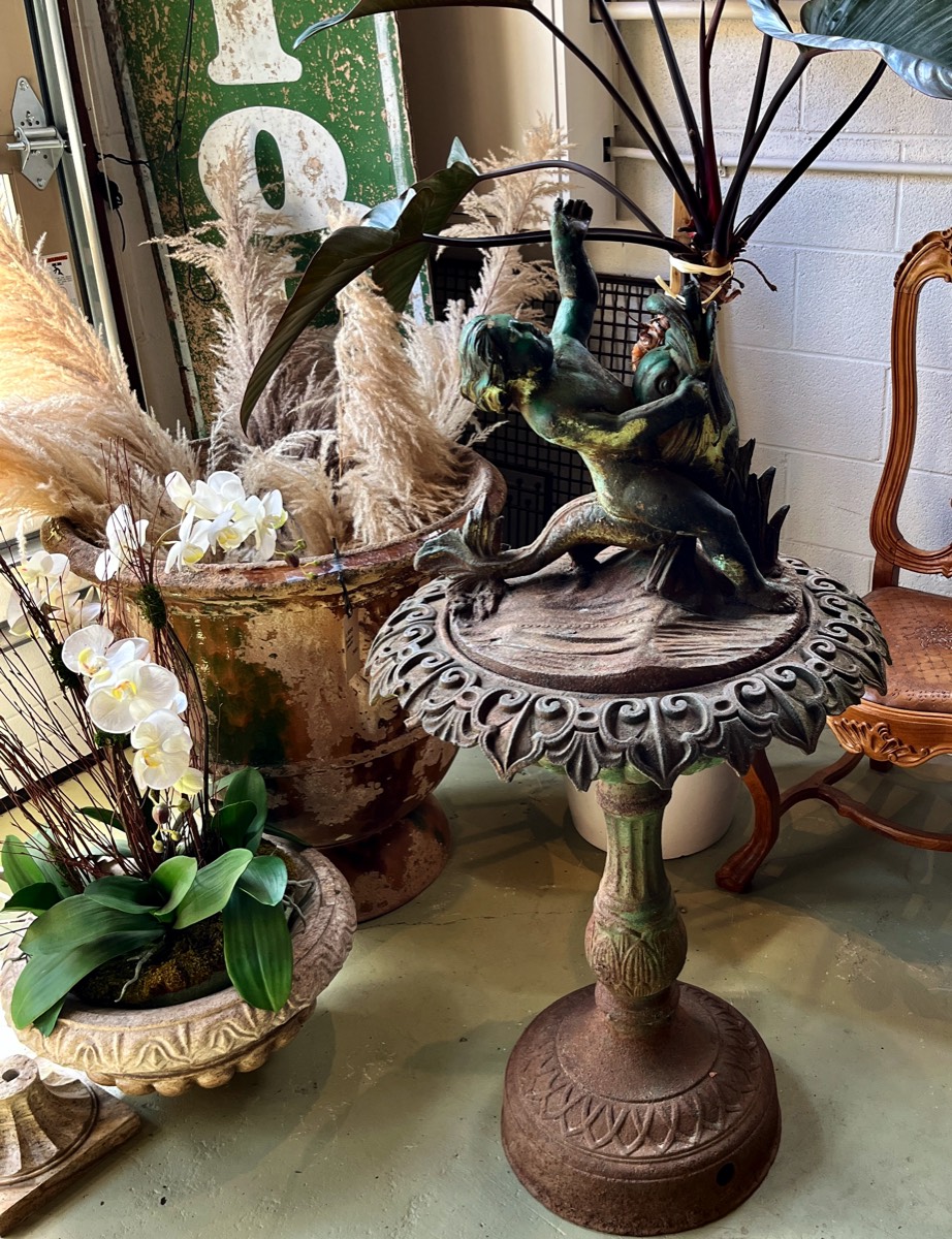 <b>Statue & Planters
